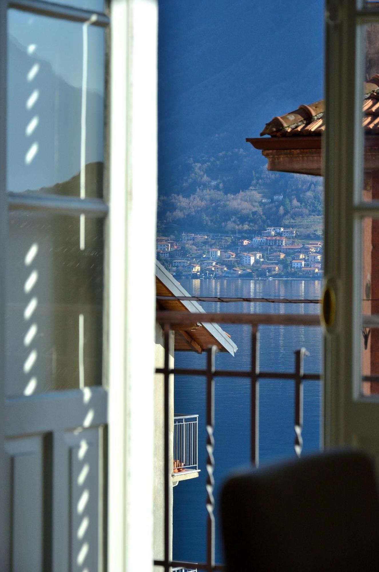 The Romantic Village House - Apartments With Lake View Colonno Eksteriør bilde