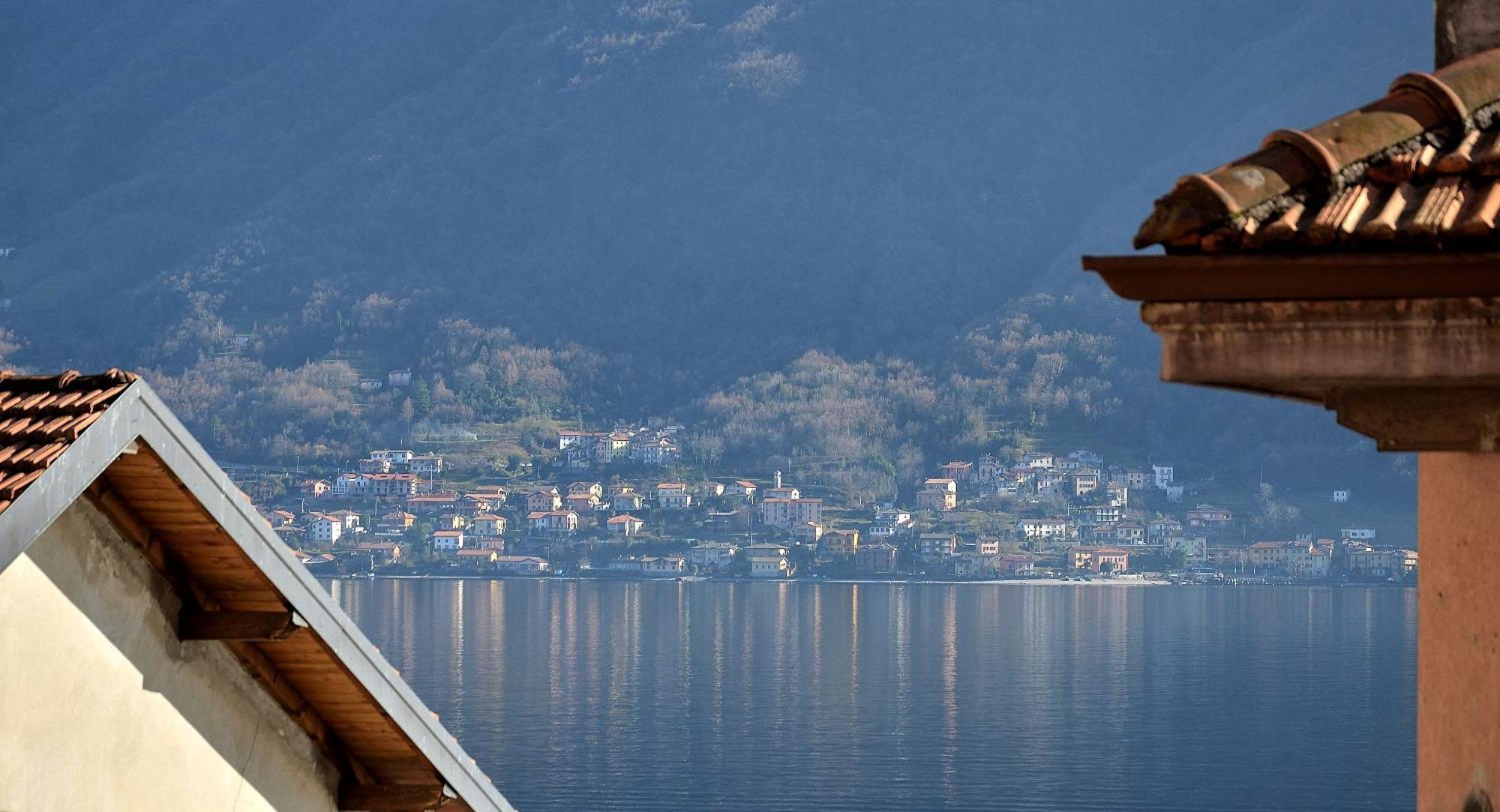 The Romantic Village House - Apartments With Lake View Colonno Eksteriør bilde