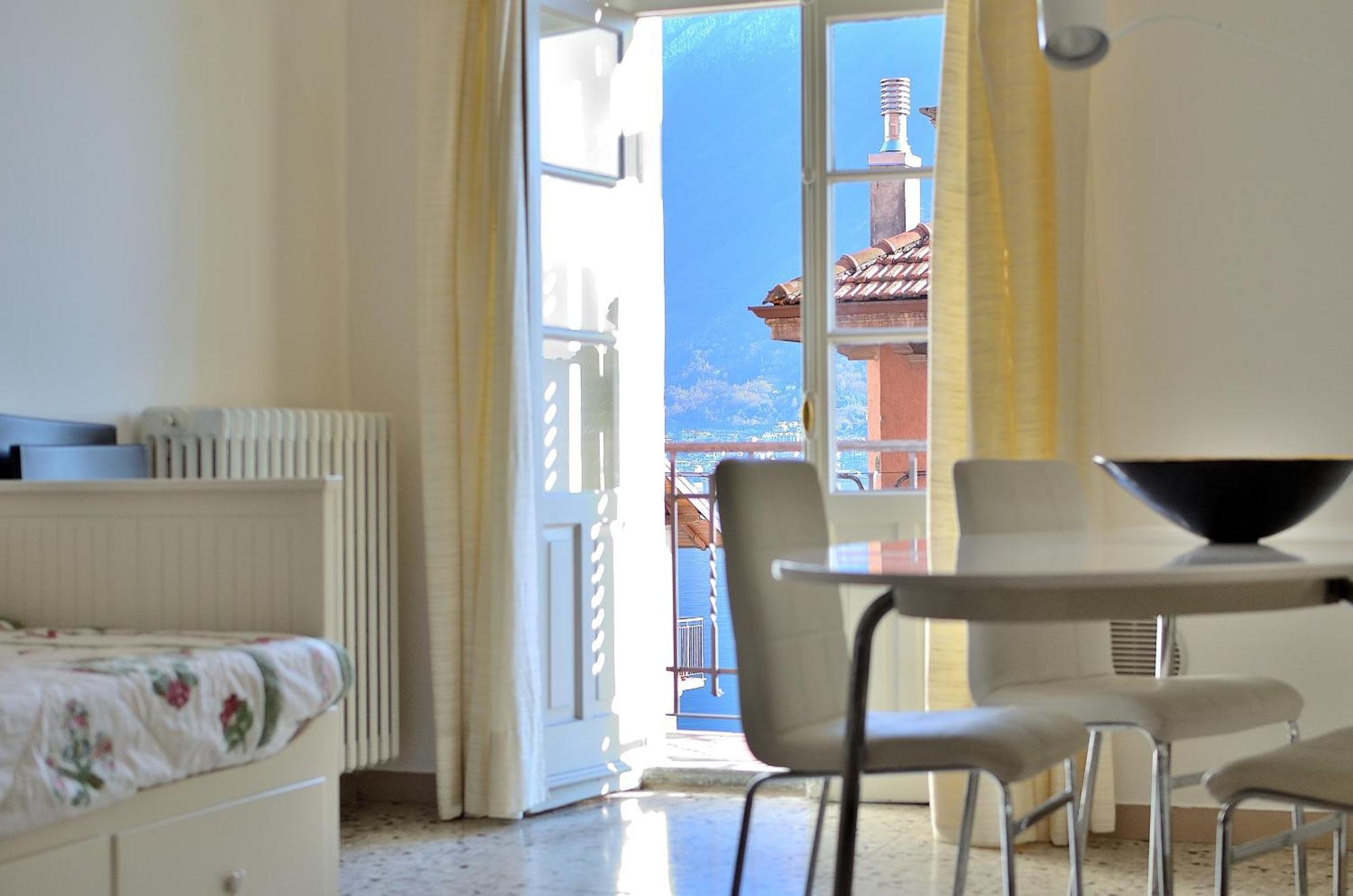 The Romantic Village House - Apartments With Lake View Colonno Eksteriør bilde
